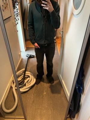 Hacket London Kofta - Riktigt sjyst kofta från Hacket i forest green, gjord i Italien, 90 marinoull 10 cashmere, storlek M. Själv är jag 184 o den passar bra. Bara att skriva om ni vill ha fler bilder!