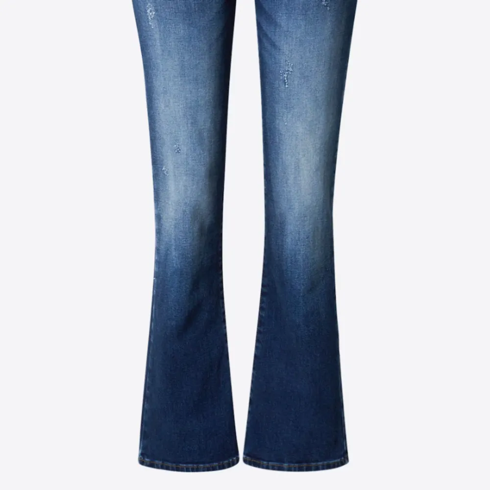 Lågmidjade ltb jeans, mörkblå i storlek 27/30. Jättefint skick men tyvärr för korta❤️ nypris: 799kr. Jeans & Byxor.