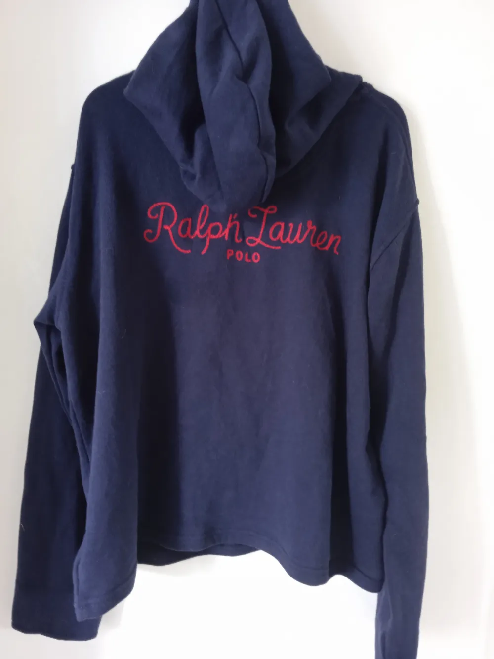 Säljer denna mörkblå Ralph Lauren hoodie, aldrig andvänd, är i bra skick,storleken är XL men den är liten i storlek så skulle säga att den passar S/M😃. Hoodies.