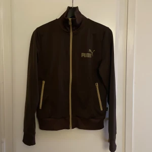 Puma - Snygg brun vintage tröja från Puma, köpt secondhand men knappt använd. Storlek L men sitter tajt på mig så skulle nog säga att den passar M bättre!