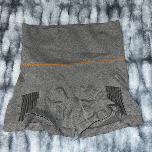 Gym shorts  - Skit snygga gym shorts som jag använt bara än gång. Dom passar både till Xs o S. Dom är o jätte bra skick inga skador elle fläckar. Ser ut som helt nya. Köpta dom för 399.