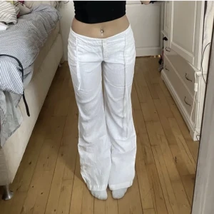 Linnebyxor Orsay - Otroligt fina lågmidjade linnebyxor köpta här på plick, men dessvärre för små för mig:(( Bilderna är lånade av säljaren jag köpte av! Midja (höfterna) 76cm, innerben 84cm💕