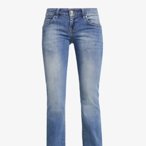 Los waist ltb jeans - Superfina ltb jeans i storlek 29/32 💕 Bara använda ett fåtal gånger, säljer pga de inte passade mig. Den vita färgen är lite sliten på ltb loggan på baksidan men annars inga defekter. 