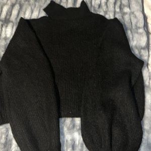 Stickad tröja - Svart stickad tröja som är super skön o mjuk men inte riktigt min still längre. Använt några gånger men har inga skador elle fläckar 