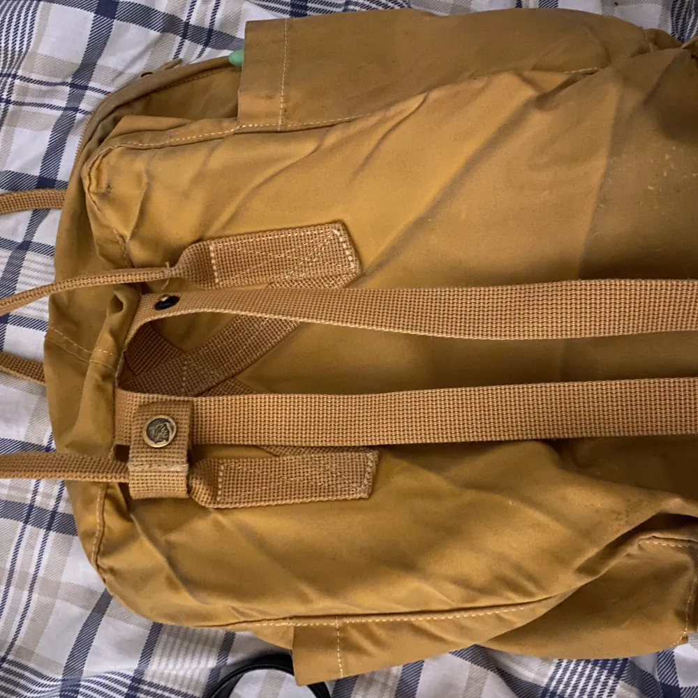 äkta fjällräven kånken ryggsäck i färgen mustard yellow köpt 2020, skriv för flera bilder, storlek medium . Väskor.