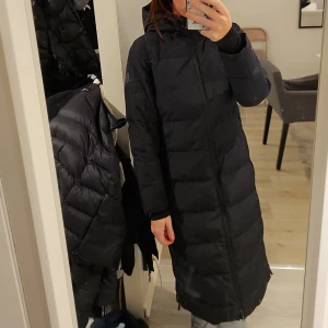 Ahkka vinterjacka  - Vinterjacka, lång modell, i stl 152. Varm och skön! Nyskick! Dragkedjor längst ner på sidorna. Skickas mot fraktkostnad 