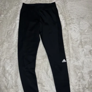Träningstights  - Träningstights från Adidas  Fint skick knappt använda.