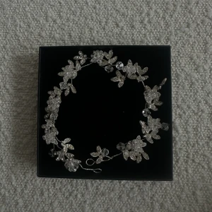 Hår accessoar  - Säljer mitt fina diadem, köpt från Proms and Weddings. Nypris 800 kr, säljer för 300 kr 