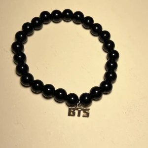 Bts armband  - Ett svart armband med bts loggan på en separat del, ( de sitter ihop) aldrig använt så nyskick, ( köpte för 200kr 🥹)