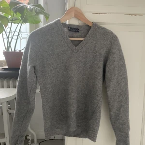 Stickad tröja - Mysig grå tröja i lammull. Varm till hösten och vintern och passar till allt:)