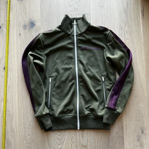 Palm Angels Tracktop Mörkgrön Lila - Palm Angels Track Top mörkgrön med lila stripes. Grymt skick. Storlek S