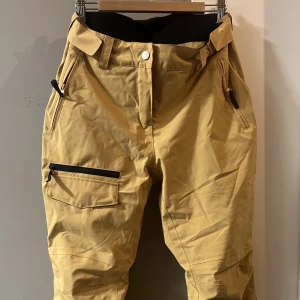 Snowboardbyxor Dam L - Använda 1 gång, som nya. 
