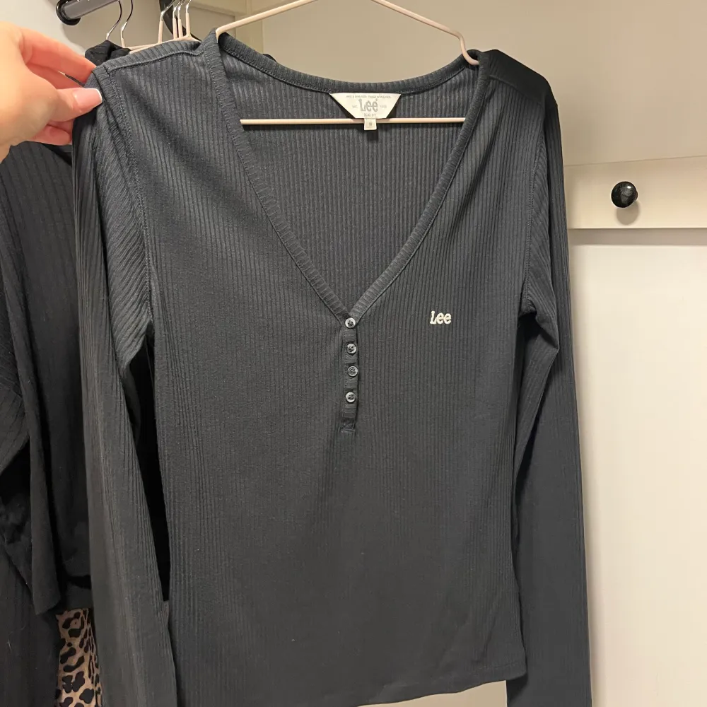 Använd en gång! Mycket skönt material. Nypris 399kr. . Yläosat.