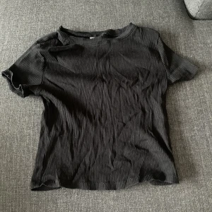 Ribbad T-shirt - Svart ribbad lite croppad T-shirt från hm storlek S