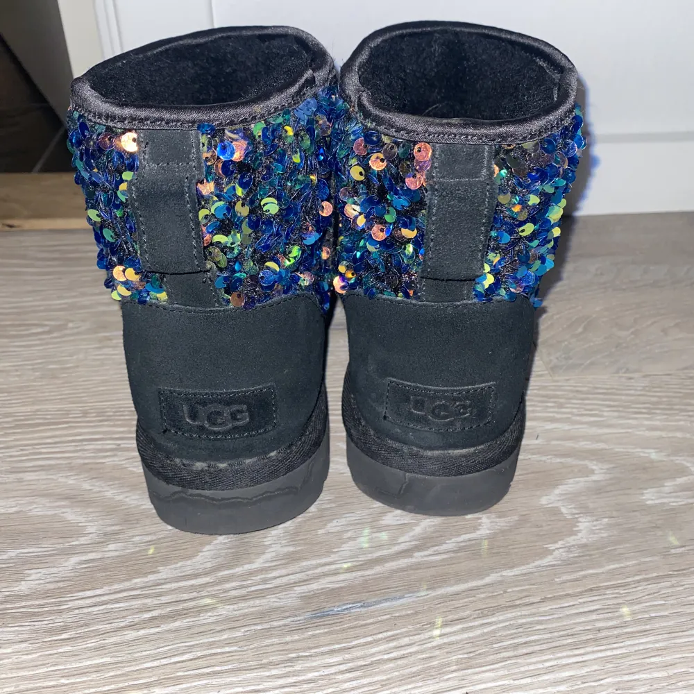 Glittriga limited edition uggs i ett väldigt gott skick. Använda ett fåtal gånger och ser ut som nya.  Storlek 38⭐️  Pris kan diskuteras vid snabb affär  . Skor.