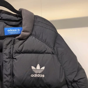 Adidas vinterjacka  - Adidas pufferjacket med mycket bra utrymme i fickorna:)
