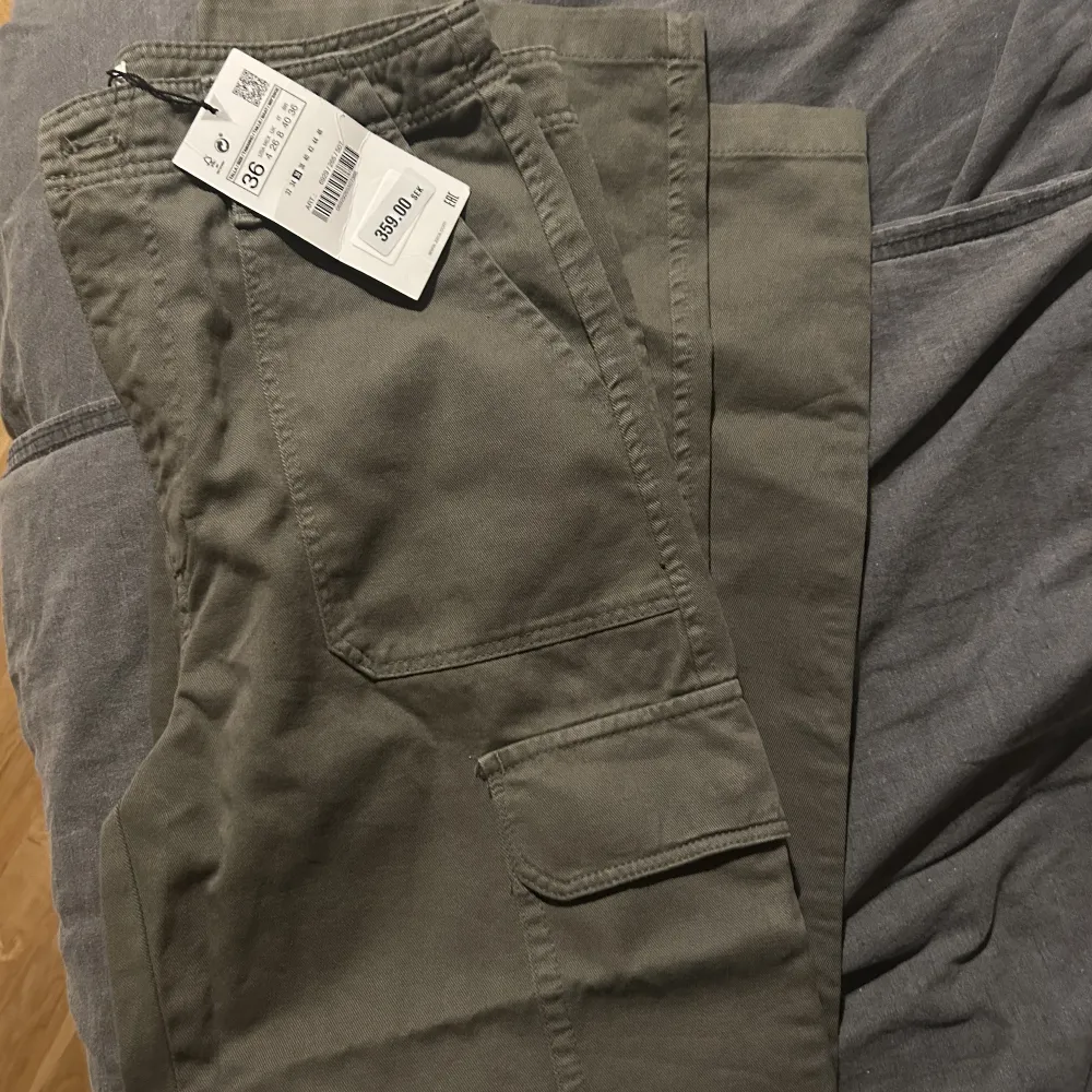 Ett par gröna helt oanvända Cargobyxor från Zara som inte längre säljs. I storlek 36. . Jeans & Byxor.