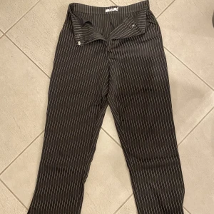 Kostymbyxor - Fina kostymbyxor från NAKD. Raka med slits längst ner. Långa på mig som är 175. Hör av er vid frågor och funderingar 🥰🥰