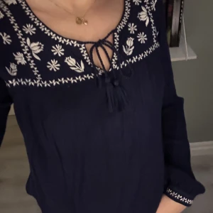 Blå blus  - Jätte fin blå bus med vita Blom detaljer,storlek s men passar mig som är xs