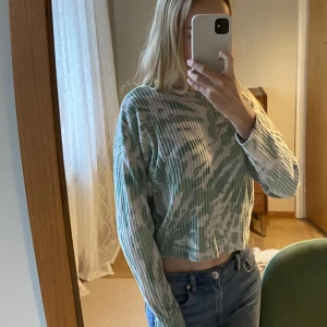 Tröja - En grönvit långärmad tröja som sitter såhär på mig som har storlek XS. Väldigt sjön och fin och väl använd men nu för liten🤗 bara att ställa frågor❤️❤️