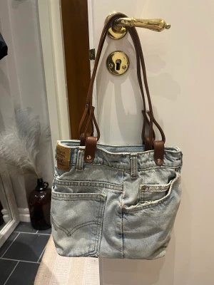 Levis väska! - Omsydda jeans, men köpt vintage!  Köpt för 899kr, använd några få gånger.  Pris kan diskuteras! 💙