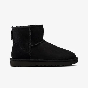 Uggs  - Ett par svarta äkta uggs i storlek 38 som är i nyskick och köpta på ellos för 2200kr, aldrig använda eftersom dom inte passade mig🤍