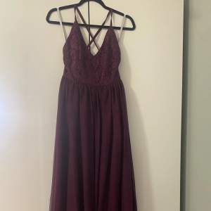 Min sååå fina balklänning, endast använd 2 ggr💞 Jättefin vinröd färg, spetstopp med öppen rygg och justerbara band🥰