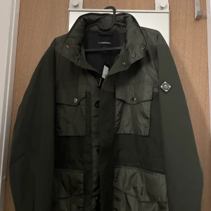 J.Lindeberg jacka - Säljer min snygga jacka ifrån j.lindeberg då den aldrig kommit till användning prislappen är kvar priset går att diskutera vid snabb affär. Jackan är i st S passar både M och S