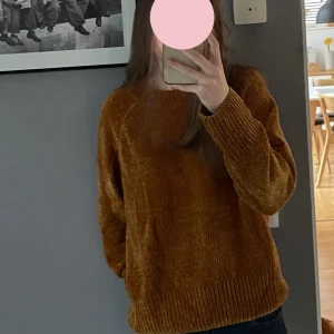 Gul tröja - Jätte mysig tröja i typ senapsgul färg!💛 jätte skön verkligen och är perfekt nu till höst🍂, använt sparsamt och i mycket bra skick🌟 säljer därför att den inte kommer till användning längre💞