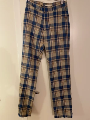 Kostymbyxor - Kostymbyxor från By Malina. Använda ett fåtal gånger så i fint skick. Storlek S.