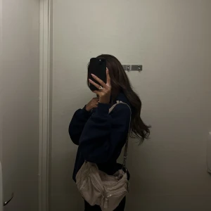 Väska ifrån Gina tricot - Väska ifrån Gina tricot, köpt för ett tag sedan, defekter tillkommer på bandet, se bild ovanför🫶🏽