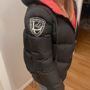 varm vinterjacka i dun  - Jätte varm och skön vinterjacka i dun från D.brand. Svart jacka med rosa insida. Väldigt bra skick, storlek M.