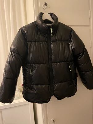 Vinterjacka - Svart vinterjacka från H&M. Använd en säsong.