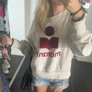 Isabel Marant sweatshirt - Så snygg sweatshirt från Isabel Marant som inte finns kvar längre! Köpte för 2700kr. Säljer för 600kr. lite av loggan har försvunnit i tvätten vilket man ser på sista bilden men utöver det är den i jätte bra skick. Kan ej posta förrens nästa måndag!!!!