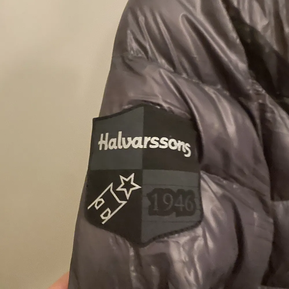 Tunnare dunjacka från Halvarsson. Stl: S Mörkgrå Säljes då den tyvärr inte kommer till användning. Skriv för mer bilder etc. Nypris: 1000:- Frakt tillkommer . Takit.