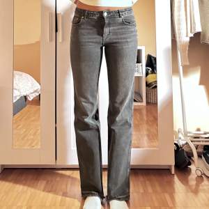 Medelhöga jeans i en svart urtvättad färg från Zara. Använda men är i bra skick! Jag är 178 cm för referens :)