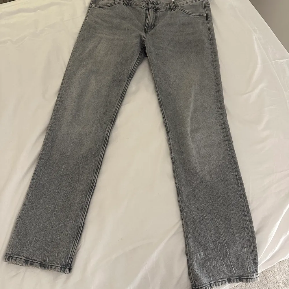 säljer mina supersnygga low waist jeans från pull and bear pga att de är för stora för mig. de är använda en del men det finns inga skador, små i storleken.💞. Jeans & Byxor.