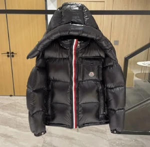 Moncler jacka - Hej jag säljer nu min moncler jacka eftersom det inte var min stil. Bara testad nån gång skick 10/10. Storlek M-L. Vid fråger kontakta