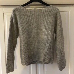 Grå stickad tröja - En grå stickad tröja från Vero Moda i storlek S