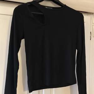 En svart tunn långärmad tröja från Zara i storlek M