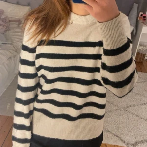 Stickad tröja  - Randig stickad tröja ifrån hm i storlek xs/s. Fint skick o säljer då den inte används av mig längre!💗