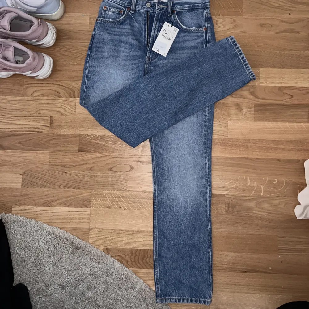 Nya jeans i storlek 36, endast provade. Raka ben.  Nypris 359kr. . Jeans & Byxor.
