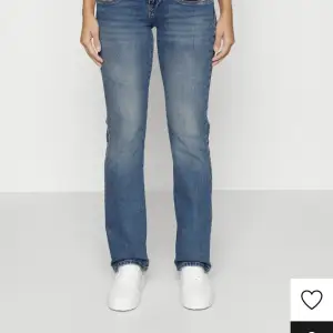 Ltb jeans som är slutsålda. Dem har inte används särkilt mycket på grund av att dem är för stora för mig. Modellen heter valerie och är i färgen sevita wash. 