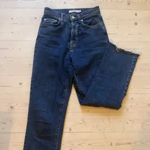 Mörkblå jeans från NA-KD. Raka ben. 