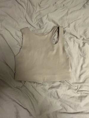 Sport-bh/Topp - Jätte fin sport-bh eller sport topp ,går att använda lite som man vill. Så fin färg på den men tyvärr för lite för mig