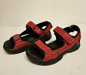 Ecco sandaler - Rosa barnsandaler från ECCO.  Vandringsmodell som sitter bra och ger bra stöd.  Välanvända men fint skick. Har inte försökt tvätta dem utan de säljs i befintligt skick och går säkert att piffa till mer. Storlek 32. Nypris 950 kr. 