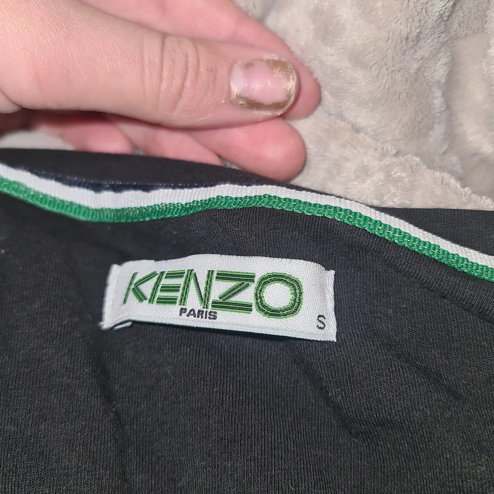 En äkta kenzo thiet andvänd 1 gång lite smutsig med det går birt i tvätten och kommer tvätta den stl s. T-shirts.