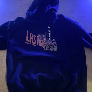 Batisini Deluxe Las vegas Hoodie - En vintage Batisini Hoodie använt några gånger, säljer pga för stor.