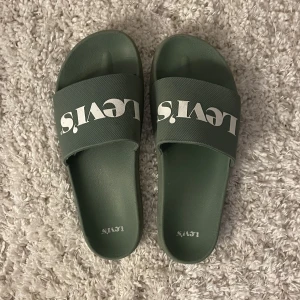 Levi’s tofflor - Levi’s tofflor, storlek 44, de är i bra skick, säljer för 50kr