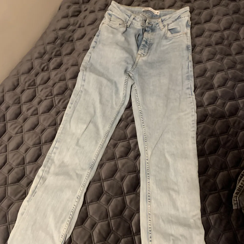 Bootcut jeans från Zara. . Jeans & Byxor.